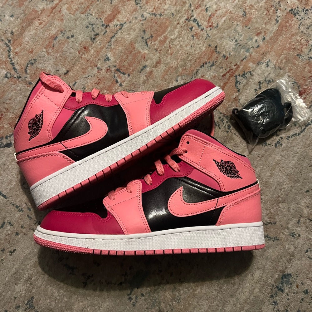 Jordan 1 Mid Coral Chalk
